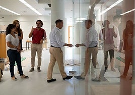 The mayor visits the library in Arroyo de la Miel.