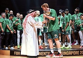 Captain Alberto Díaz is handed the trophy.