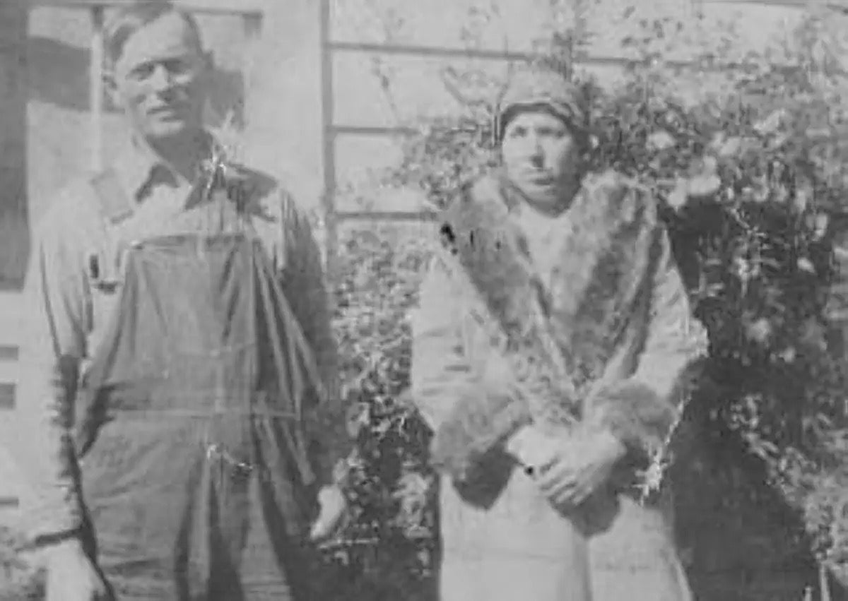 Imagen secundaria 1 - Above and below left, two images of Francisco García, in Hawaii and California; below right, Vicky Martín and her cousin Ryan Loney, together with his husband Michael on the Balcón de Europa in Nerja in the summer of 2022.