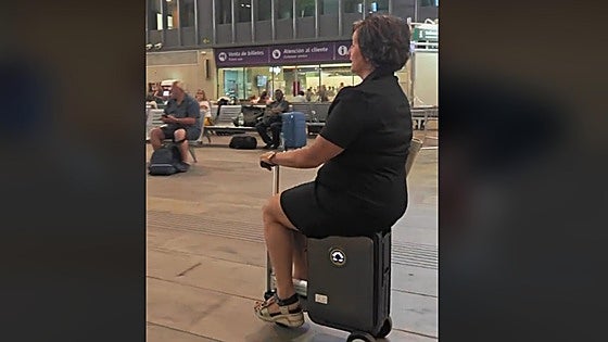 Watch as motorised luggage arrives in Spain: 'They will have to put traffic lights in the airports'