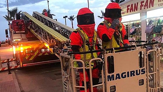 At night, with a turntable ladder and special protective gear: this is how Fuengirola fire brigade dealt with an oriental wasp nest