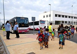 The school bus at the foot of CEIP María del Mar Romera.