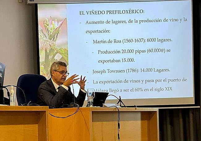 Francisco Pérez Hidalgo defending his doctoral thesis.