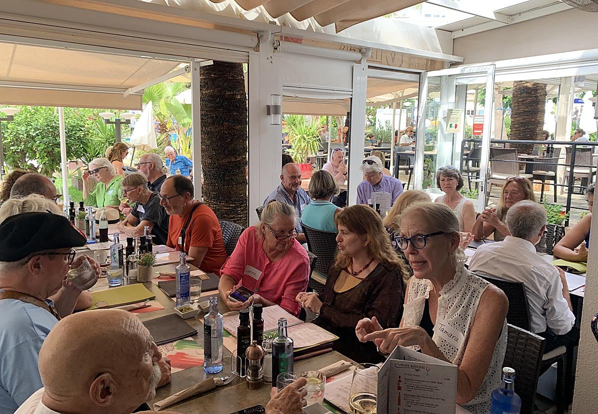Imagen principal - US citizens from across Malaga province unite for Democrats Abroad meeting