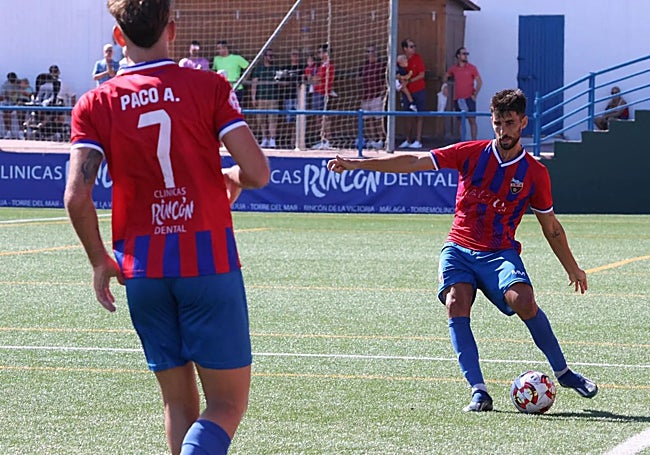 Álex Portillo on the ball for Torre del Mar.