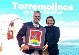 Fernando Encinar receives the recognition from Margarita del Cid.