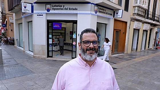 Complete strangers leave envelope containing 4,100 euros for homeless man sleeping on pavement outside lottery office in Malaga