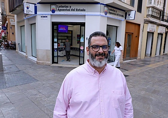 Agustín Giménez at the lottery office where the generous act happened.
