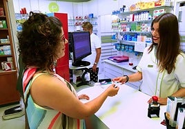A woman buys medicines in a pharmacy in Miranda de Ebro (Burgos).