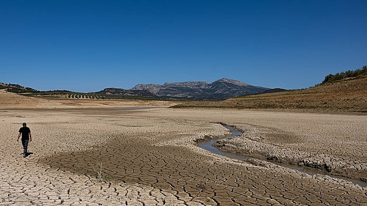 Filling swimming pools and watering gardens banned in Malaga and on the Costa del Sol as new drought restrictions awaited