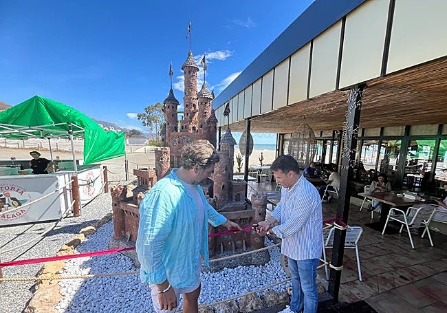 The owner of Media Caña, Jorge López, and Óscar Medina, mayor of Torrox officially inaugurate the castle.