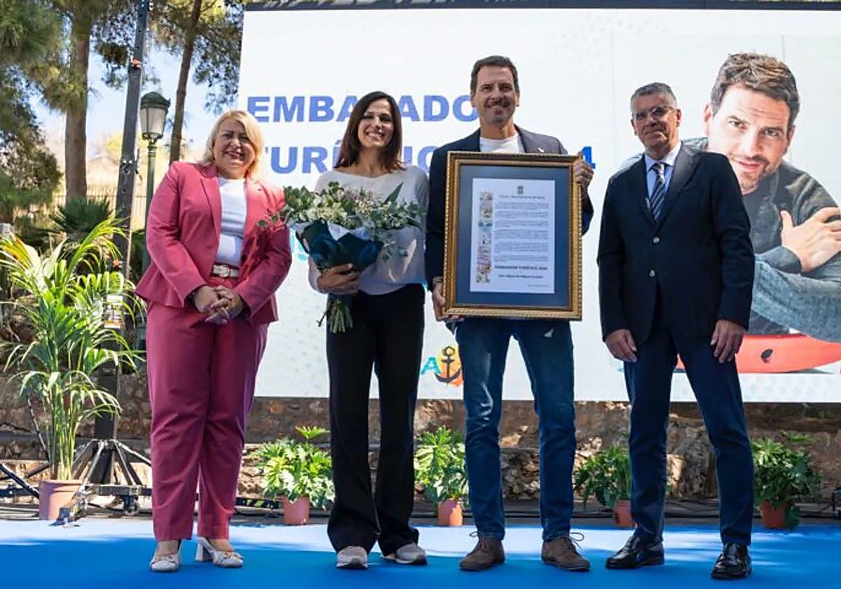 Imagen principal - Miguel de Miguel receiving his award; dancers on the Balcón de Europa; a tourist receives a white carnation.