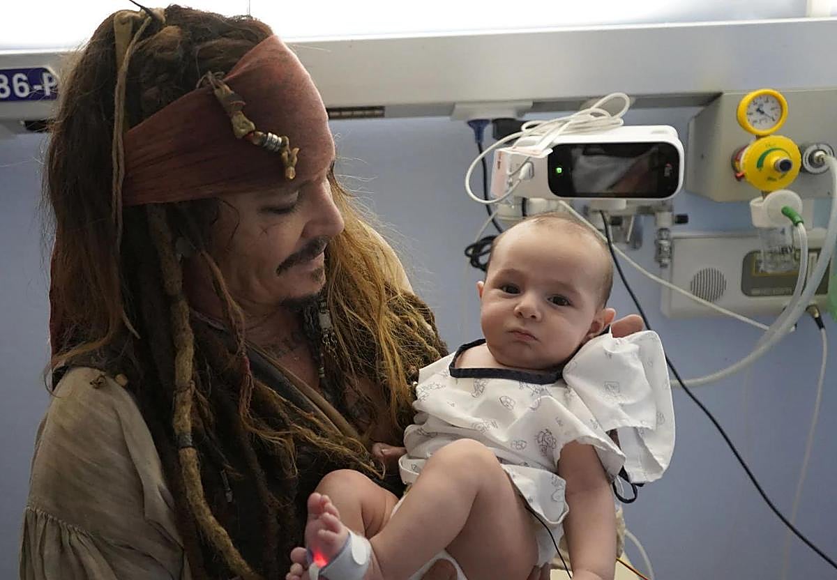 Imagen principal - Johnny Depp pays surprise visit to children's ward at hospital in Spain's Basque Country