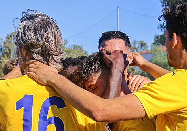 The Marbellí players following a goal.