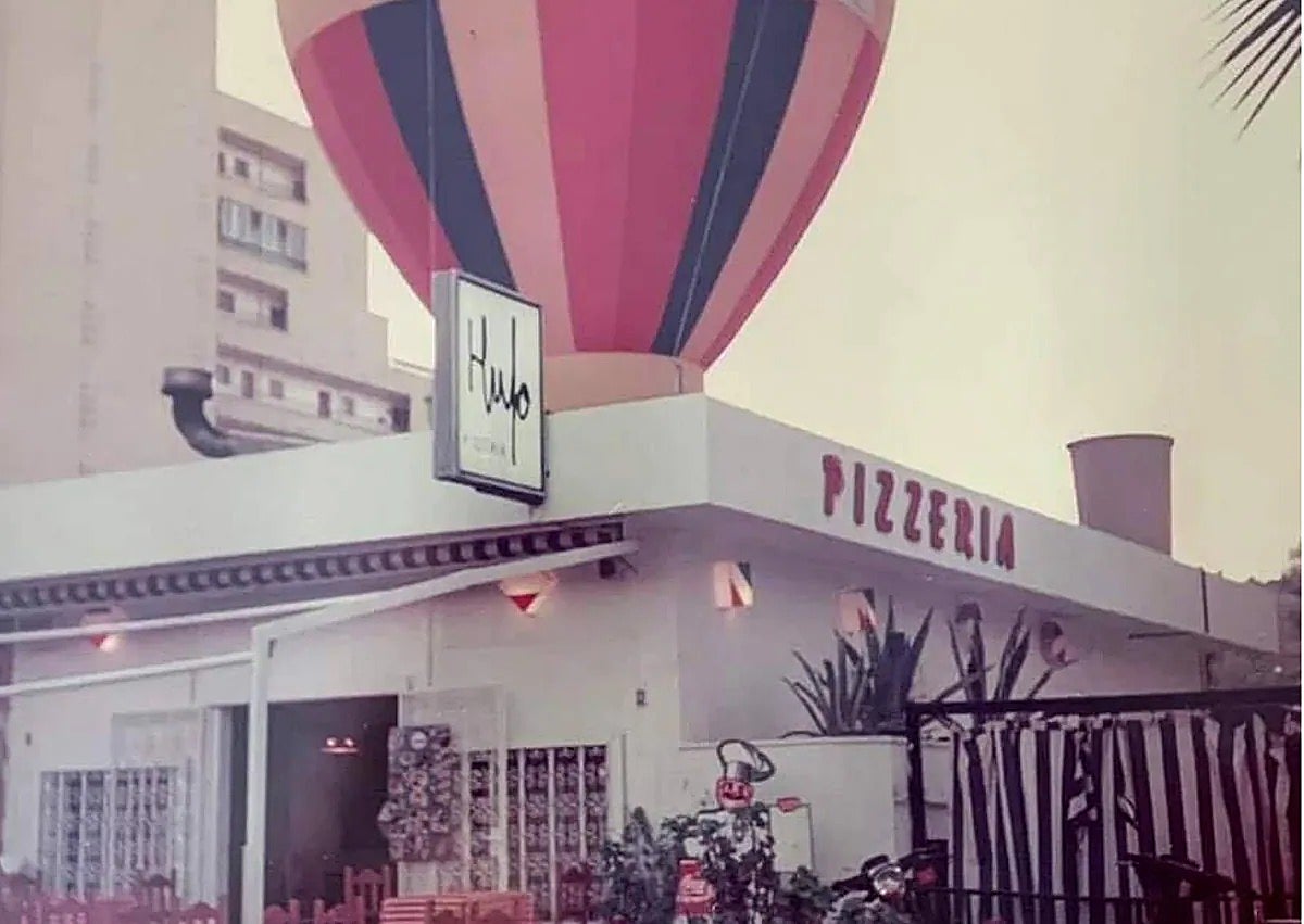 Imagen secundaria 1 - Above, the terrace of the pizzeria; below left, the balloon that was on the roof in the 1990s and right, pizzas and breads cooking in the wood-fired oven.