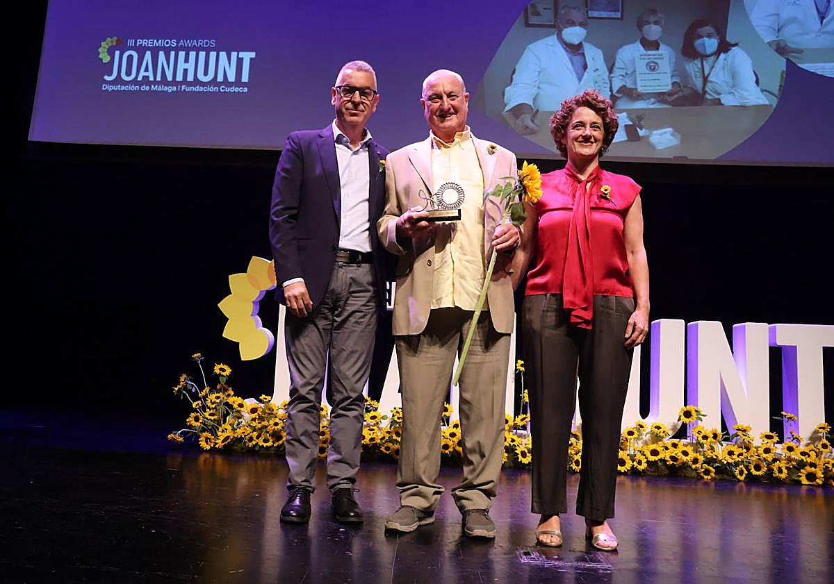 Imagen principal - Top, Christopher Cluderay of Avisa, left Marisa Martín of Cudeca and right, Francisco Salado of the Diputación.