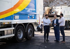 The mayor (c) with the new vehicle.