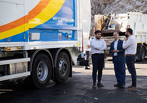 The mayor (c) with the new vehicle.