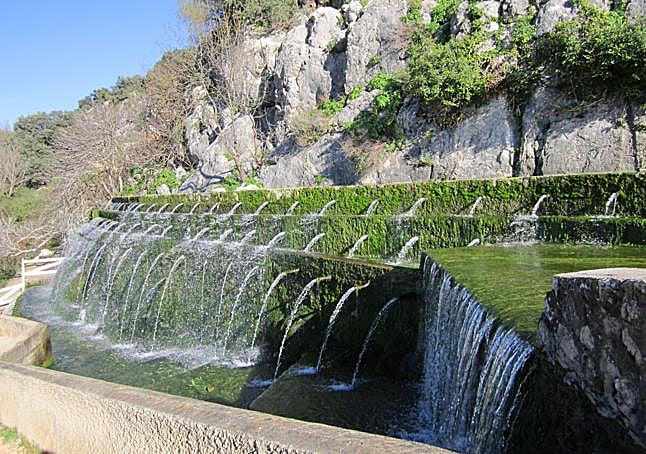 The Fuente de los Cien Caños, on the other side of the San Jorge mountain range, is popularly and considered the source of the river.