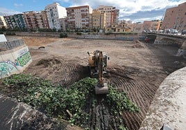 Contracted cleaning specialists Hermanos Pérez Garrán working in the Guadalmedina riverbed.
