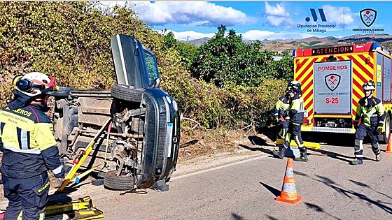 Seventy-year-old driver rescued after car overturns in Malaga province