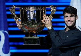Alcaraz with the trophy on Wednesday.