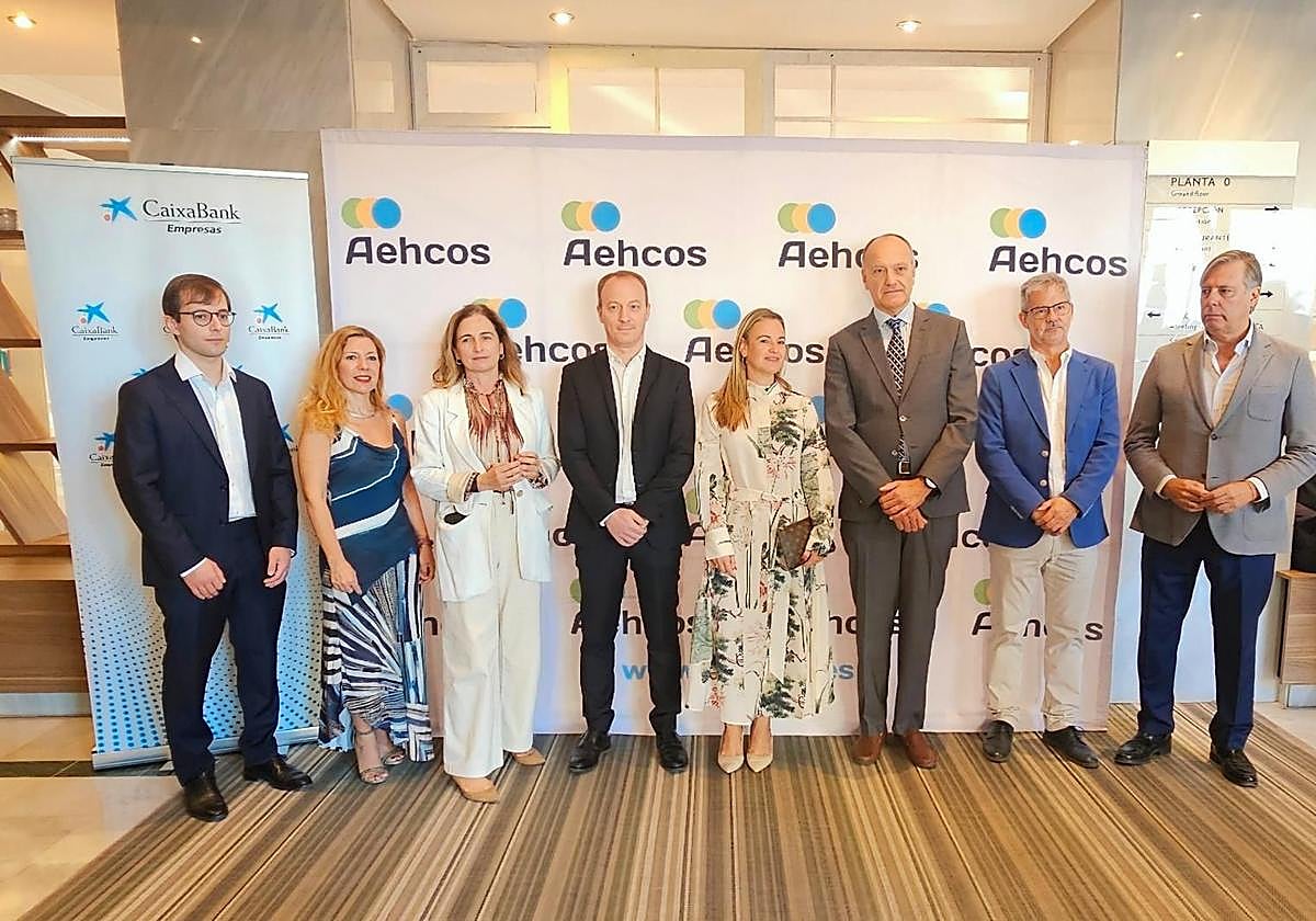 Jose Luque (3R) and executives of Aehcos, together with the speakers at the conference.