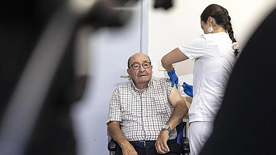 Spain rules out mass vaccination against influenza and Covid and focuses on at-risk groups