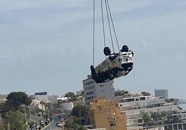 The moment the car was removed with the aid of a huge crane.