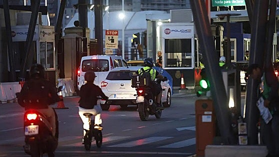 Spain warns London of return of strict Gibraltar border controls if there is no agreement in a month's time