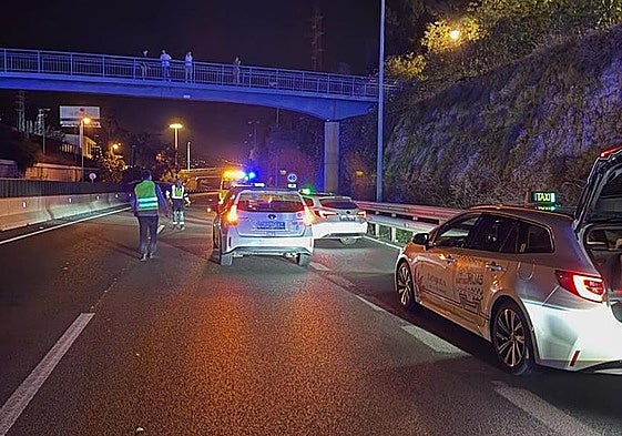 Taxi drivers halt the traffic on the A-7 motorway in Fuengirola.