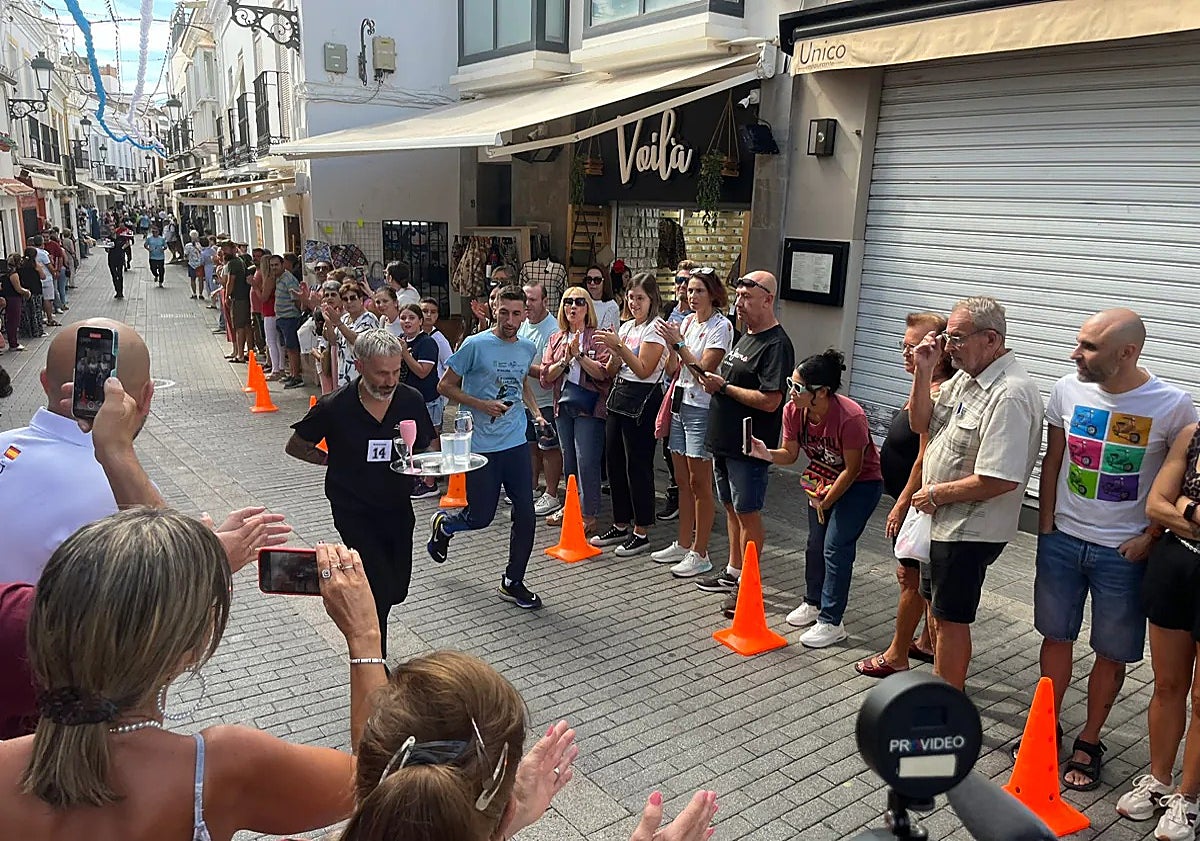 Imagen principal - The waiters' race in Nerja on Wednesday 9 October