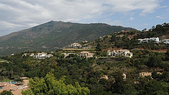Top and bottom municipalities by average income in Andalucía are in Malaga province