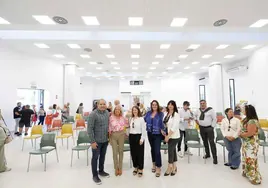 Mayor Ángeles Muñoz with other visitors to the new centre.