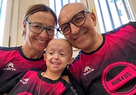 Alexandra, with her parents, Esther and Cédric, wearing Run 4 Us T-shirts from, an association that helps raise awareness of rare diseases.