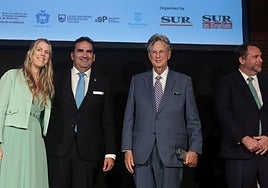 Manuel Cardeña, president of theMancomunidad of the Western Costa del Sol presented the recognition to Christopher Clover in the presence of his daughter Katinka and son Alex.