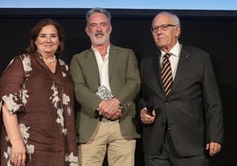 Bruce McIntyre (right) and David Tweed with Marta Huete, deputy mayor of Torremolinos, who presented the recognition.