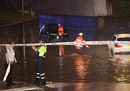 Cars trapped at the access to Puerto Banús on Monday night.