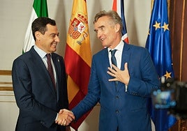 Juanma Moreno and the British ambassador on Tuesday at the Palacio de San Telmo in Seville.
