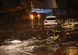 Cars trapped last night in the access tunnel to Puerto Banús.