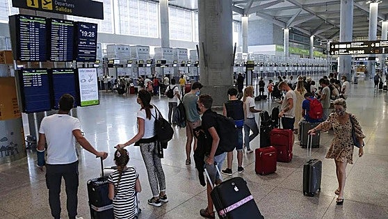 Passenger caught with two kilos of cocaine stashed in false-bottomed suitcase at Malaga Airport