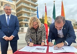 Francisco Salado witnesses the signing of the new agreement.