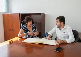 Councillors Nuchi Moreno and Antonio López in the new office.