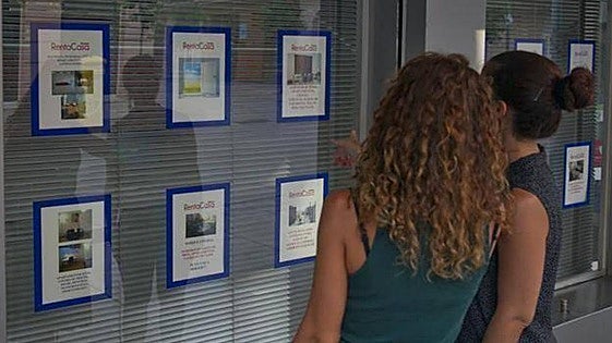 Consumer affairs ministry investigates real estate agencies charging tenants illegal fees in Spain