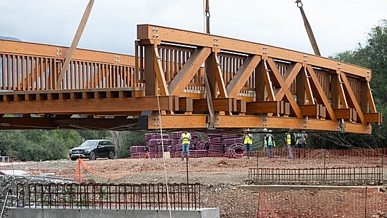 Marbella continues with major improvements to Benabolá stream with installation of new footbridge