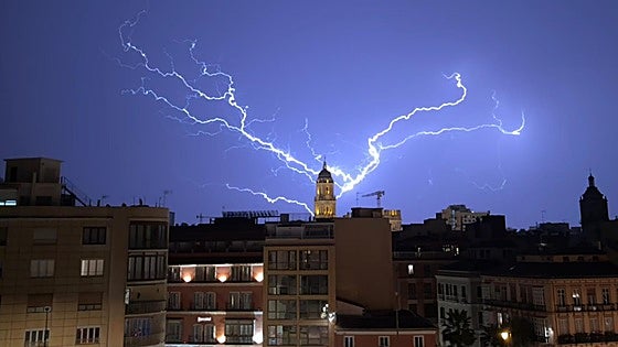 More than 20,000 bolts of lightning and 20mm of rain in an hour: heavy downpours and hail startles Malaga in the early hours of the morning