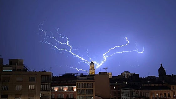 Aemet maintains amber alert for heavy rain in Malaga province until midday today as some councils activate their emergency plans