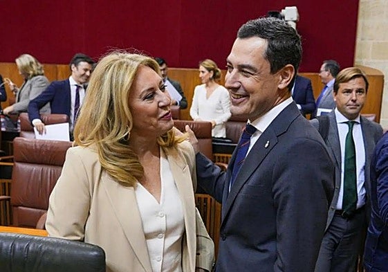 President of the Junta de Andalucía, Juanma Moreno, with Carolina España, the regional government's official spokesperson and Minister for the Economy.