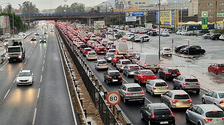 Heavy downpours bring traffic to a standstill on main access roads to Malaga city