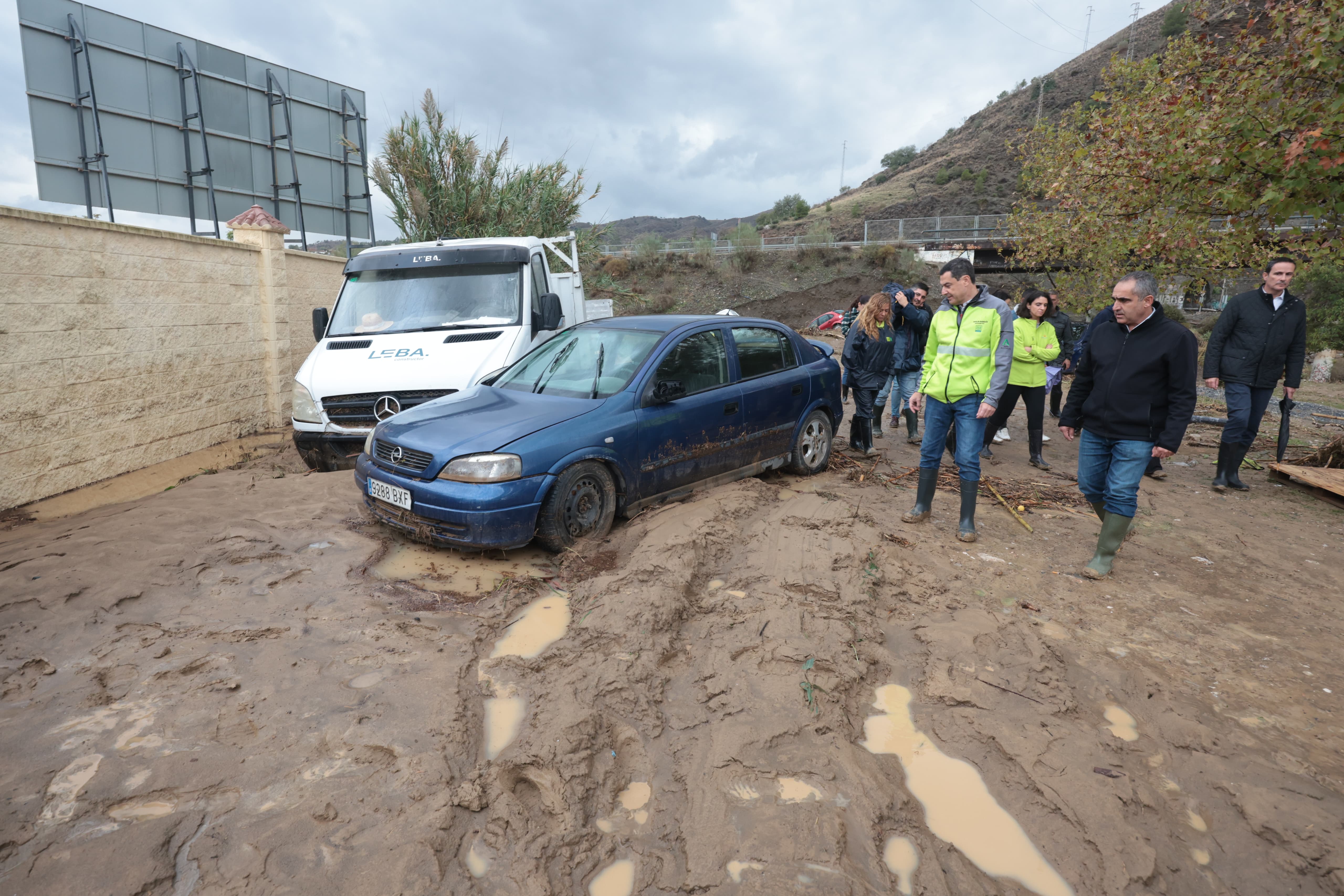 The president of the Junta de Andalucía visits one of the most affected areas in Malaga province with the mayor of Álora.